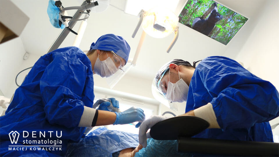 implanty tczew - dokotor maciej kowalczyk podczas zabiegu all on 6